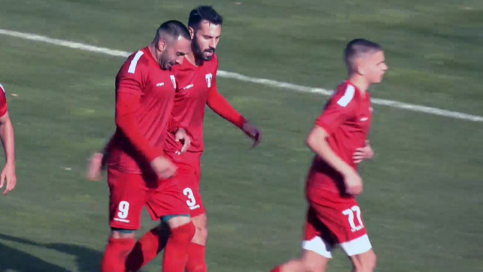 Николай Ботев с глава откри за 1:0 за Чавдар Етрополе срещу Кюстендил