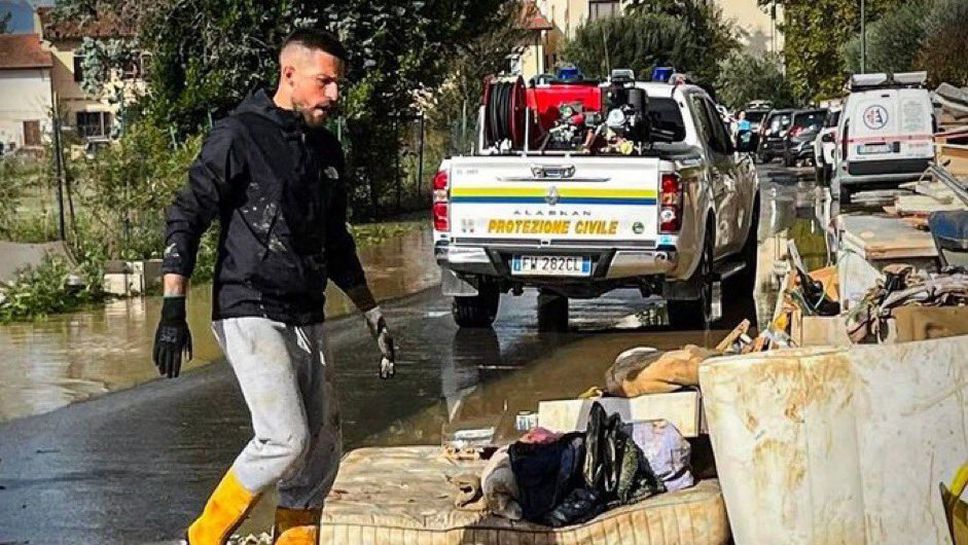 Капитанът на Фиорентина почиства кал след поройните дъждове в Италия
