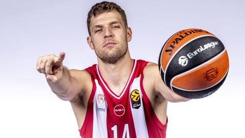  На благотворителен търг: Продадоха потник на Везенков за 15 000 лева 