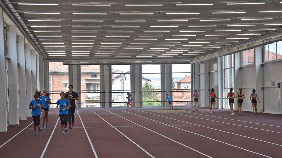 Полагат нова настилка в залата за лека атлетика в Харманли