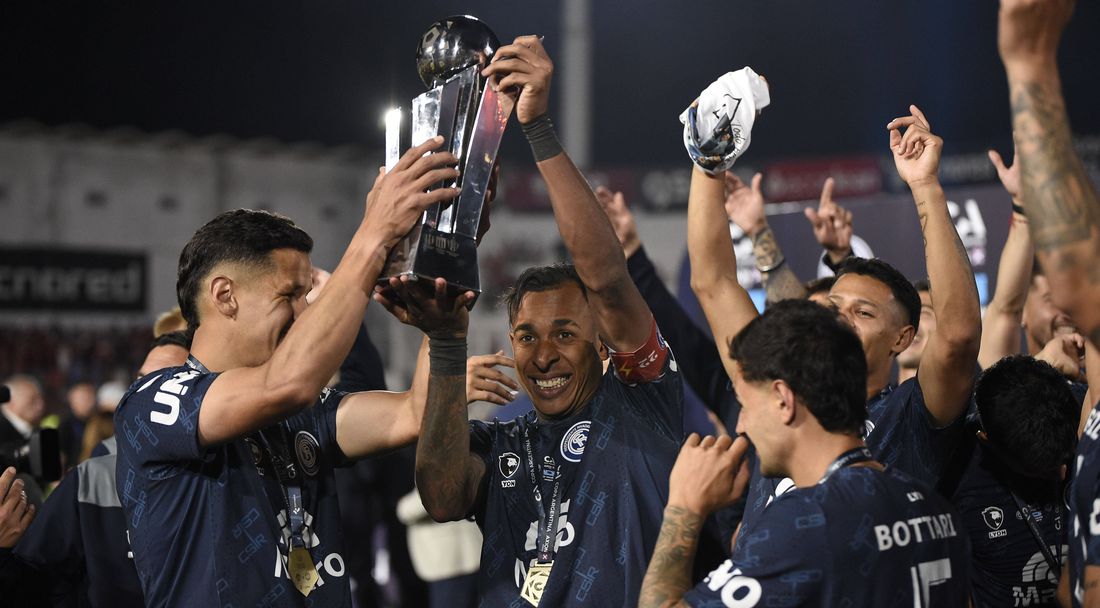 Индепендиенте Ривадавия сломи Архентинос Хуниорс и грабна Копа Аржентина