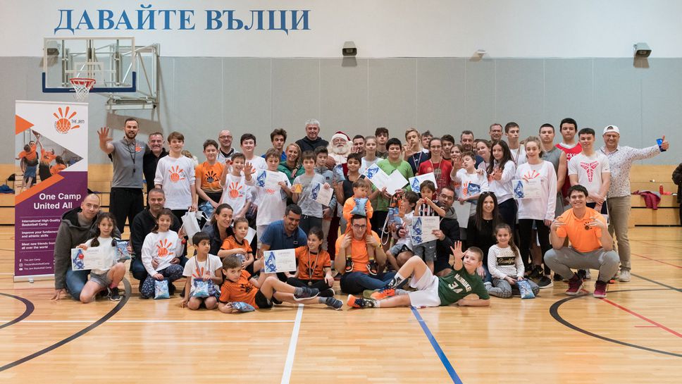 Международен баскетболен лагер събира куп деца от цяла Европа в елитно столично училище
