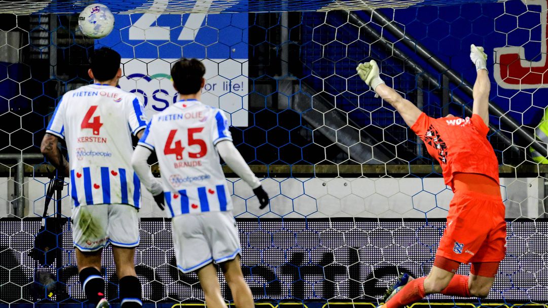 Тимът на Християн Петров не успя да спре серията на ПСВ