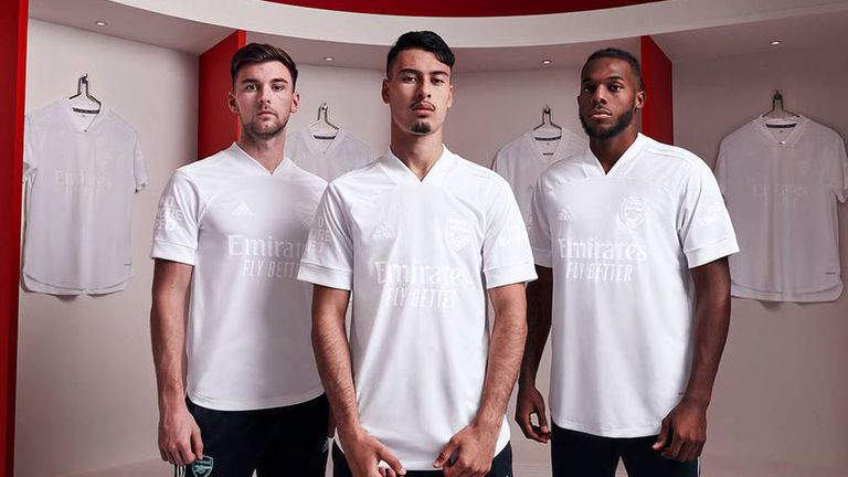  Арсенал излиза с чисто бели екипи поради идея 