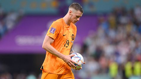  Ман Юнайтед с интерес към нидерландец, който се спречка с Меси на Световното 