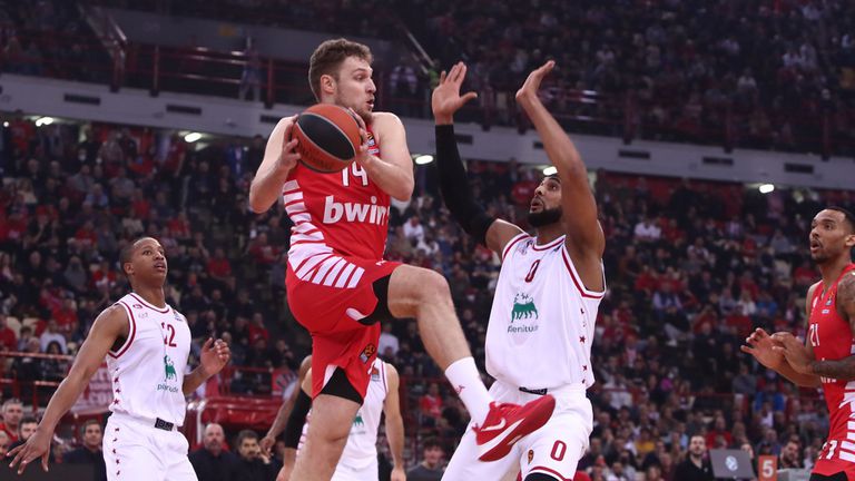 Българският баскетболист Александър Везенков отбеляза 15 точки за победата на