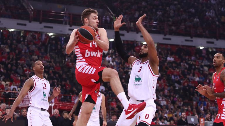 Най добрият български баскетболист Александър Везенков вече успя да спечели уважението