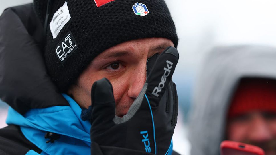 Италианският биатлонист Томазо Джакомел трудно контролира емоциите си след смъртта