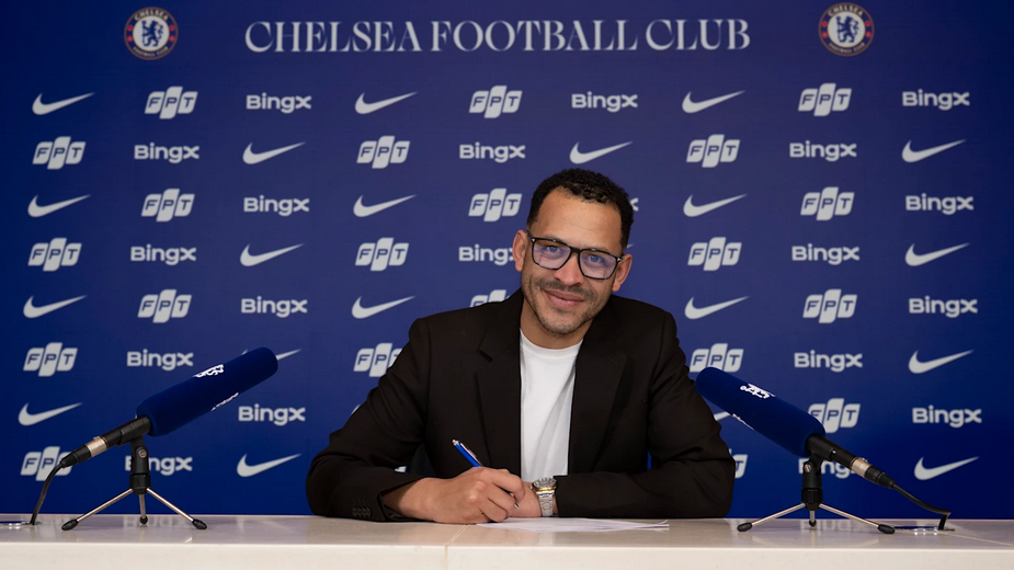 Новият мениджър на Челси Лиъм Росиниър пристигна в тренировъчния център