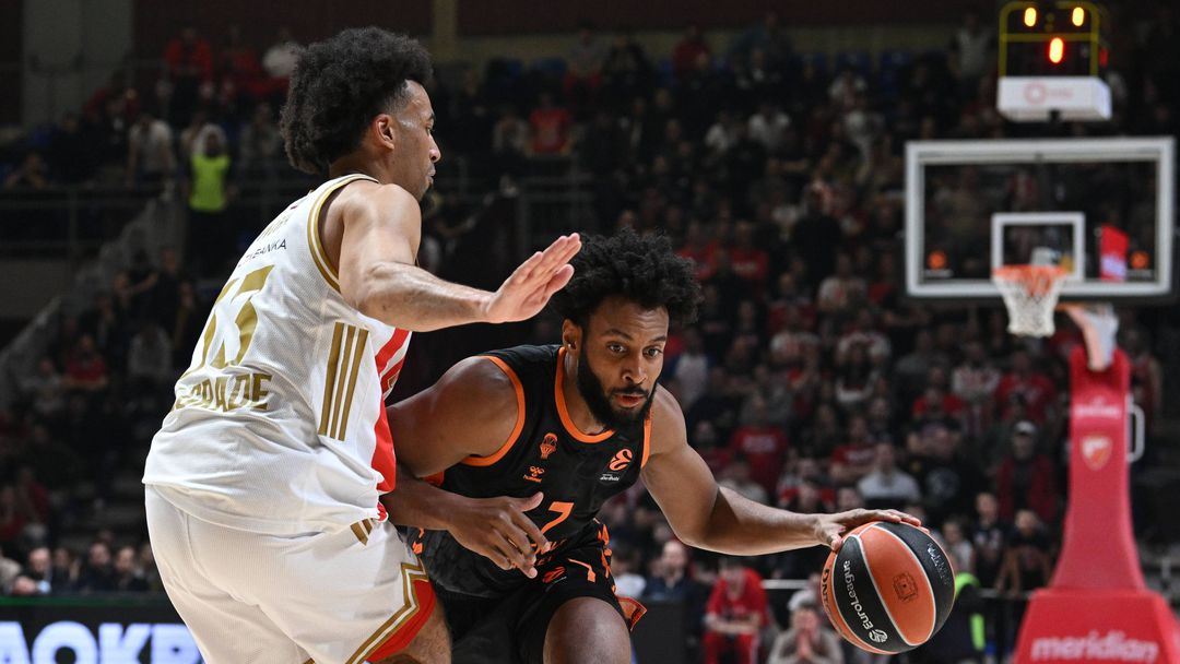 Скандал след мача Цървена звезда - Валенсия в Белград! Побеснели фенове хвърляха предмети по съдиите