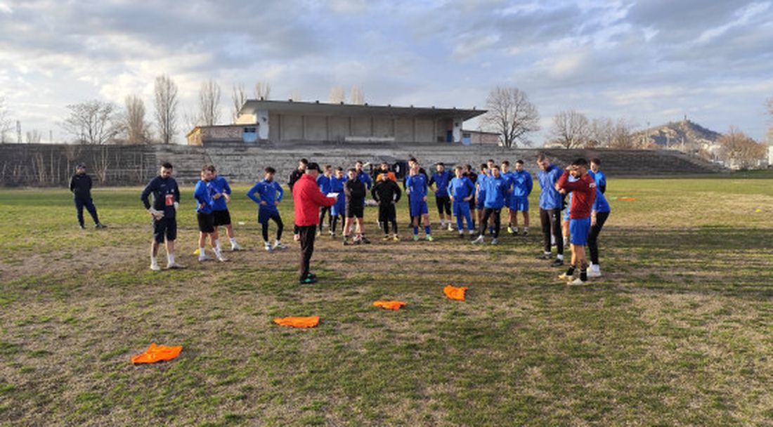 Спартак (Пд) тренира при ужасни условия на "Тодор Диев"