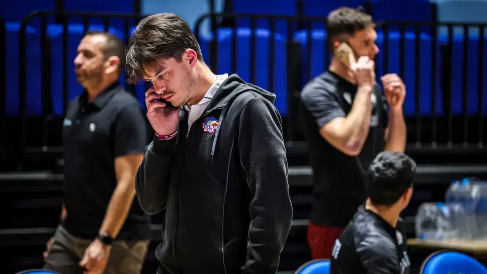 На изключително странен и напълно абсурден баскетболен мач станаха свидетели