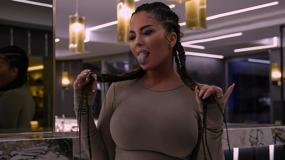 Спортна журналистка показа пищно тяло по бански