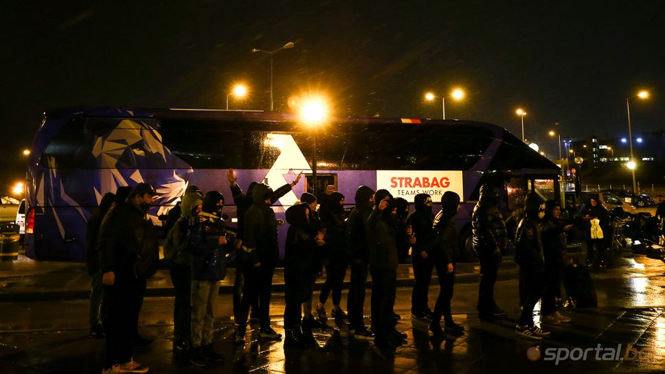 Фенове на Левски посрещнаха тима на летището след лагера в Турция