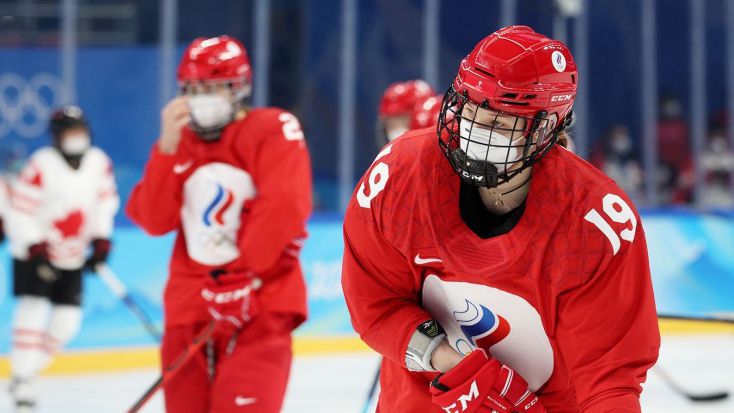 Скандал на Олимпиадата! Канада застави руските хокеистки да играят с маски