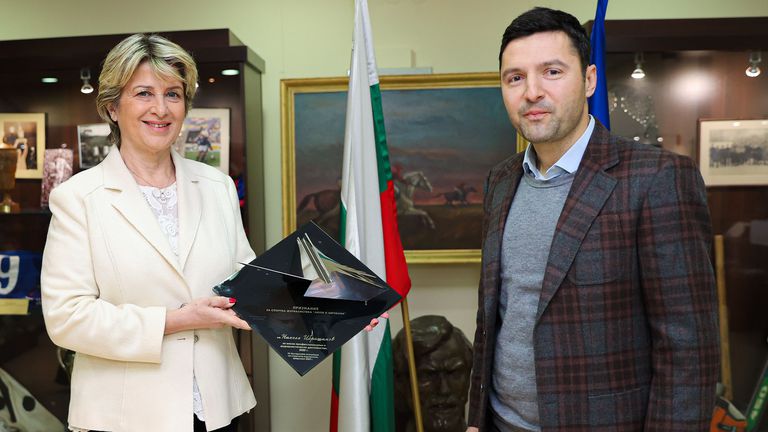 Министърът на младежта и спорта Весела Лечева връчи статуетка на