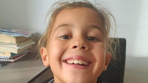 Акробатки и гимнастички разпродават балните си рокли, медали и трика, за да спасят дете