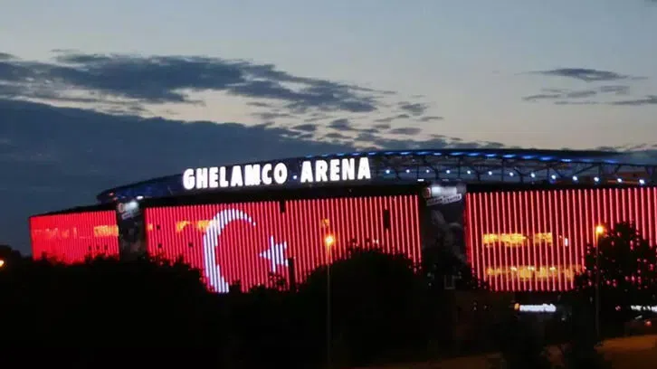 Стадионът на Гент Геламко Арена бе осветен в цветовете на