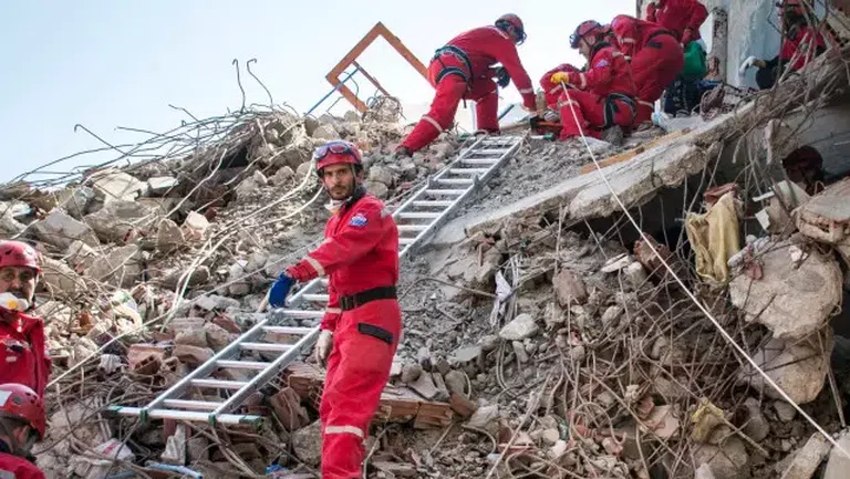Все повече нараства броят на жертвите от мощните земетресения в