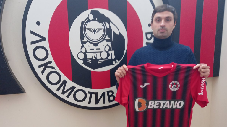 Локомотив (София) официално представи най-новото си попълнение Мартин Райнов. Полузащитникът