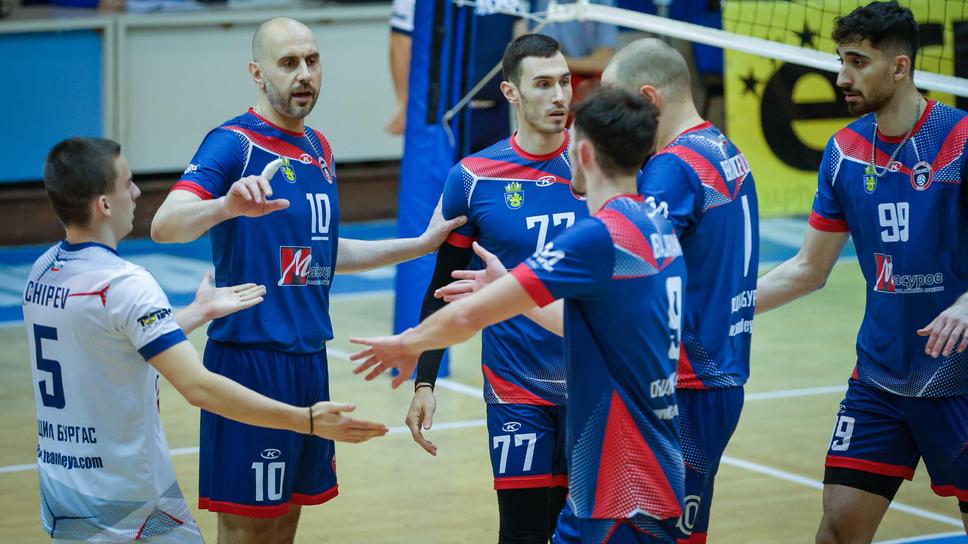 Дея преговаря с двама японци