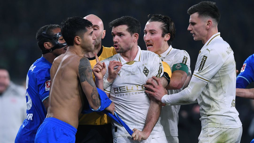 Гладбах спря Леверкузен в нервно регионално дерби, здраво меле и разсъблечен играч белязаха двубоя