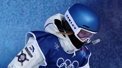 Айлийн Гу преодоля падане и се класира за финала на слоупстайл в ските свободен стил