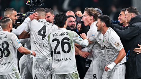  Спорна дузпа остави Наполи в играта за купата 