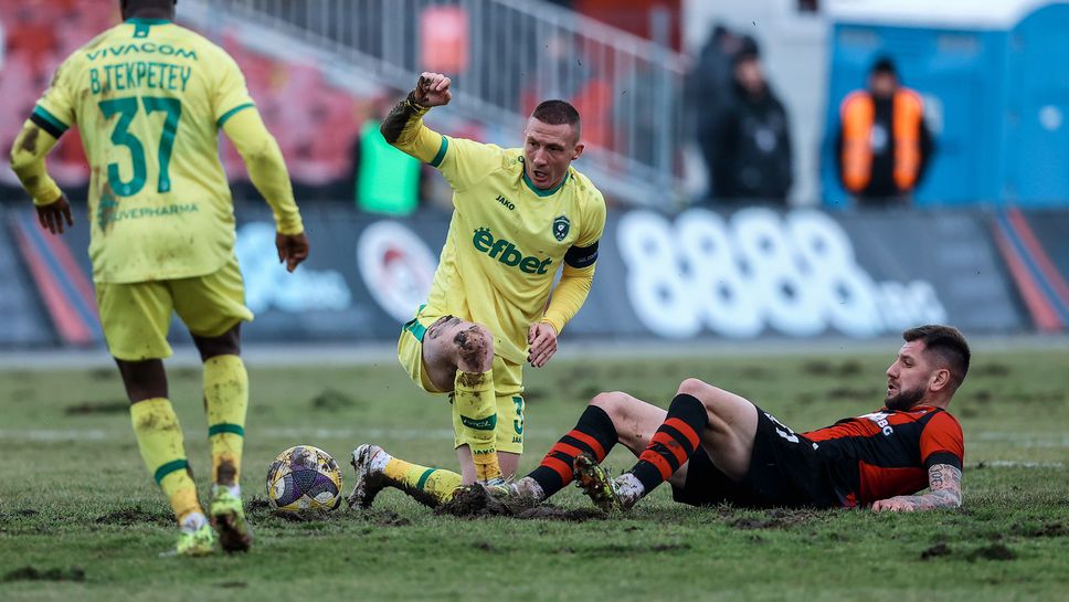 Три от петте терена на които се играха първите пет