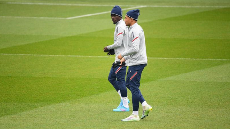  Мбапе поддържа контузил го съотборник 