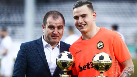  Светльо Вуцов получи премиите си за най-хубав вратар и най-прогресиращ млад състезател за миналата година 