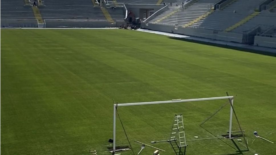 Монтират вратите на терена на "Колежа"