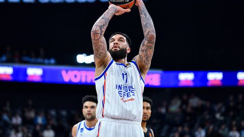 Анадолу Ефес съкруши Болоня за едно полувреме