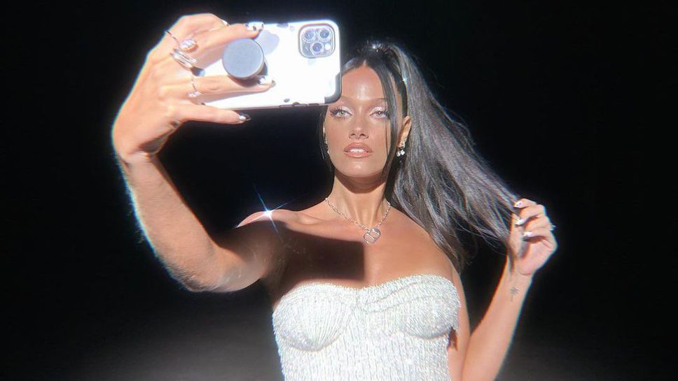 Футболна половинка вдигна градусите с танц по бански (видео)