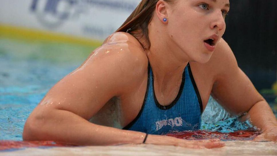 Олимпийска шампионка по плуване направи представление, обвиняващо Русия за войната в Украйна