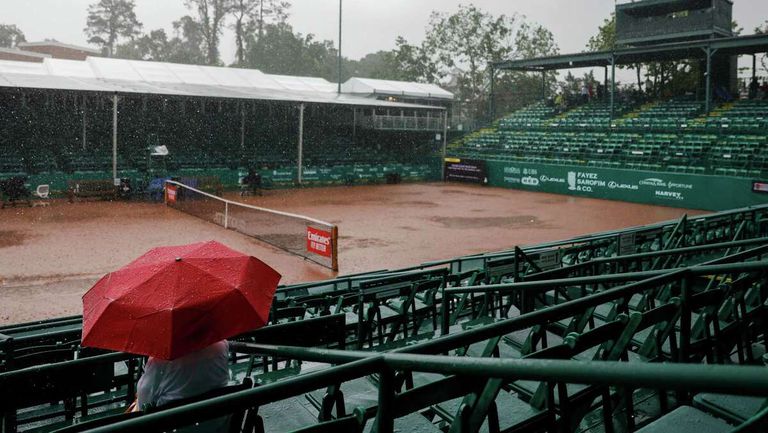 Непрекъснатият дъжд доведе до отмяната на мачовете в четвъртък вечер