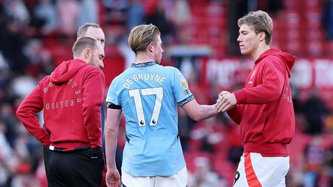  Невил: Роботизирано дерби, Юнайтед има потребност от петима нови играчи 