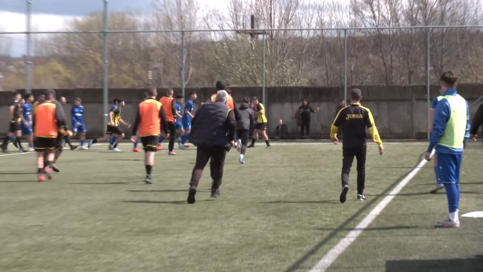 Юноши си спретнаха масов бой на мач в България, двубоят прекратен след 4 червени картона (видео)