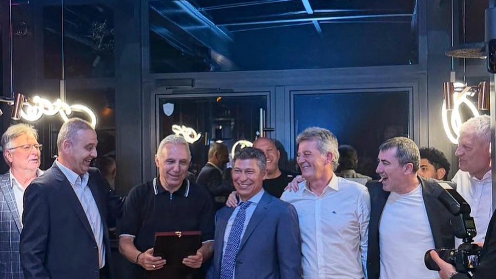 Легендарният плеймейкър Красимир Балъков събра десетки приятели в ресторант Каса