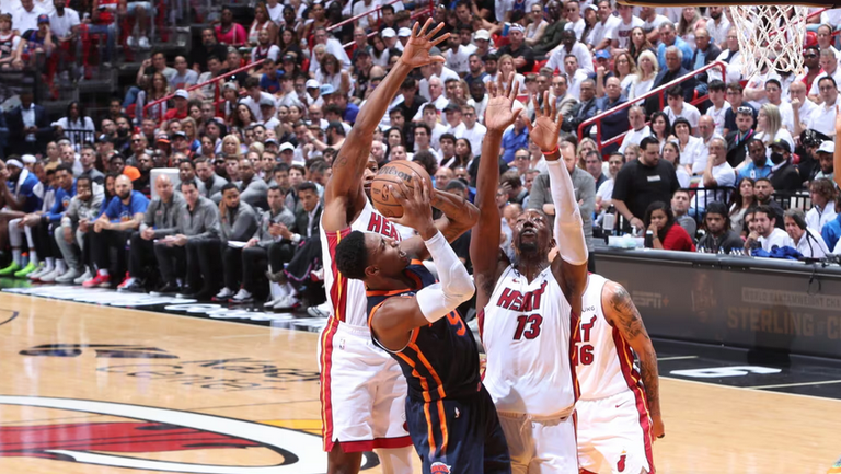 Маями спечели убедително със 105 86 в третия мач срещу Ню