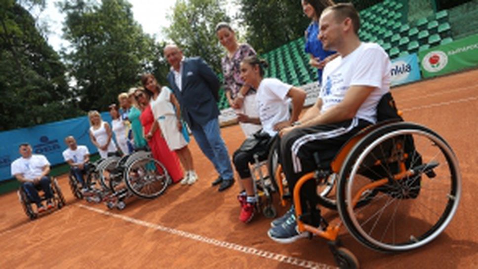 Министър Красен Кралев връчи инвалидни колички на състезателите по тенис  за хора с увреждания