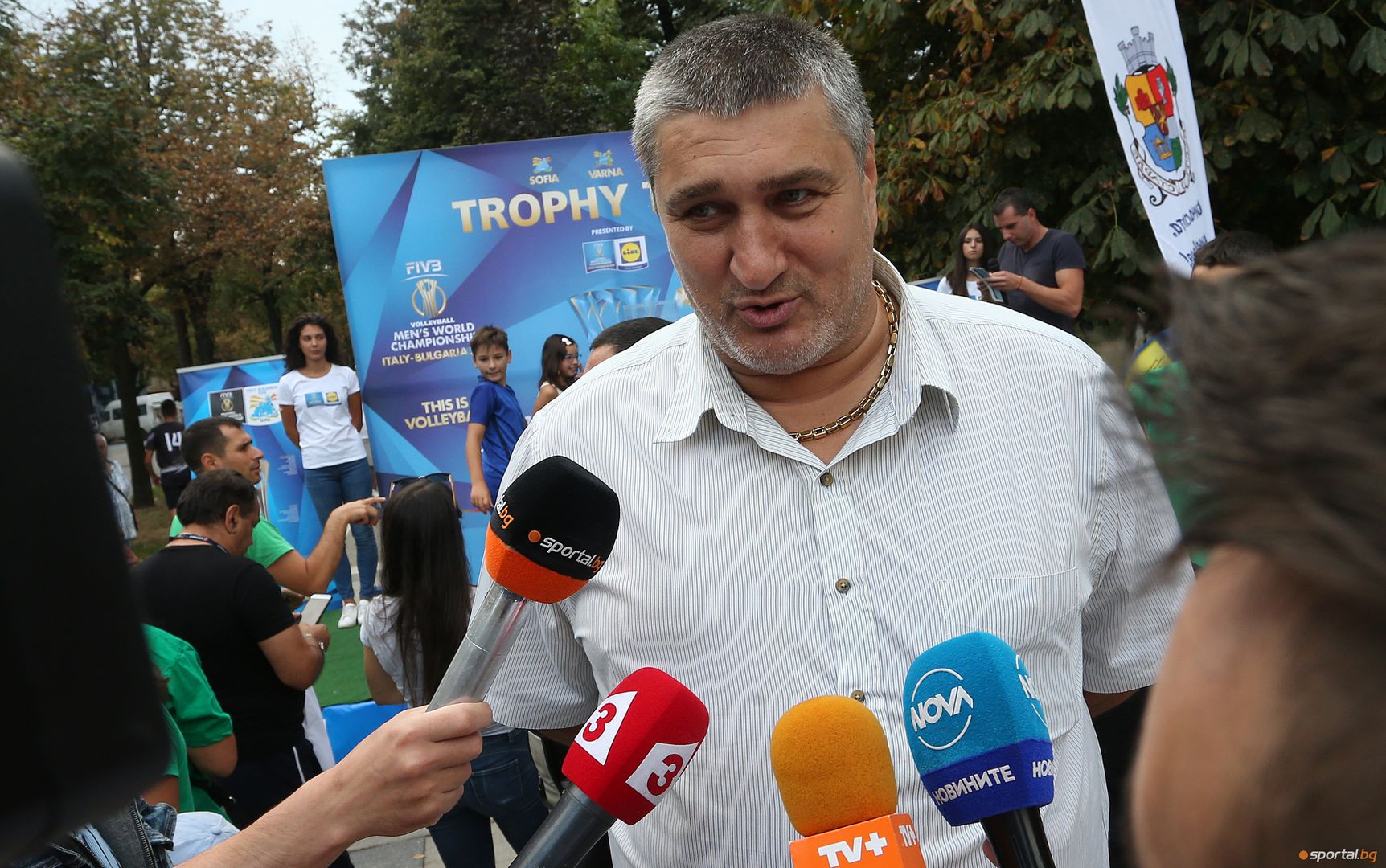 Фенове на волейбола се снимаха със СК в София