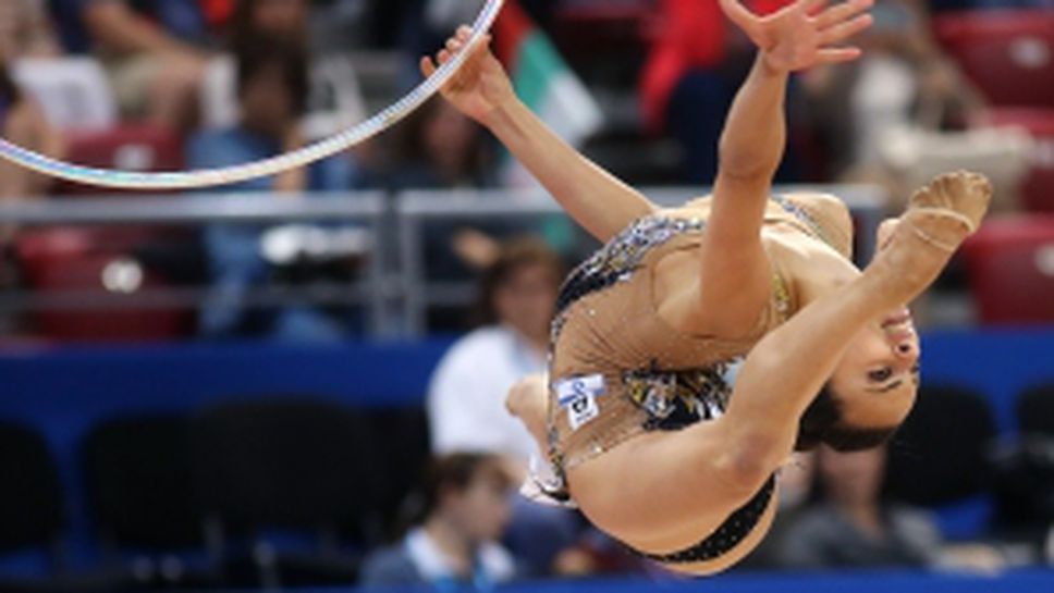 Съчетанието на Линой Ашрам с обръч