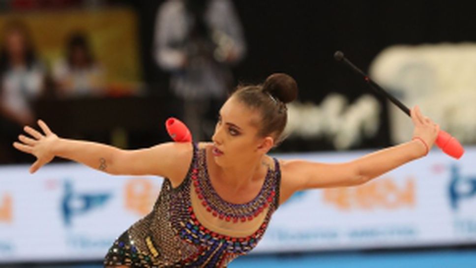 Катрин Тасева с бухалки на СП по художествена гимнастика
