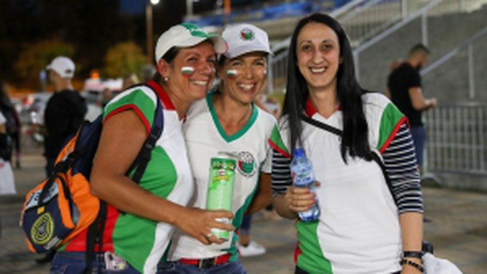 Феновете преди волейболният мач България - Иран