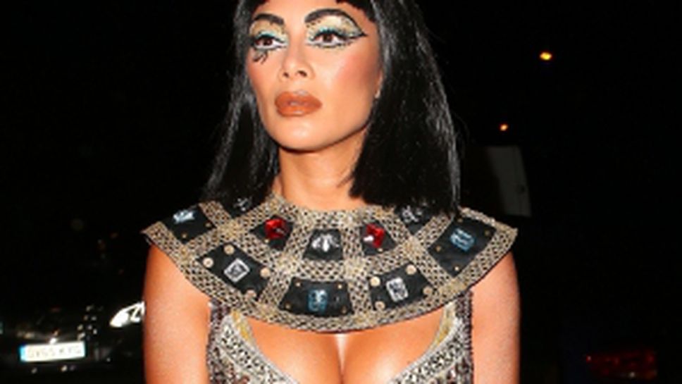 Никол Шерцингер като Клеопатра