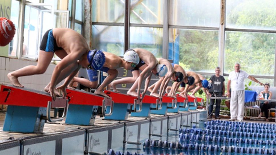 Министър Кралев откри международния плувен турнир ”Златоперки"