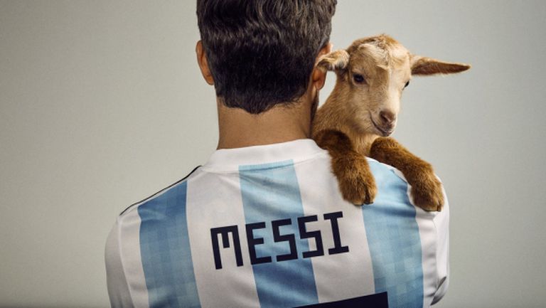 Меси снима фотосесия с кози