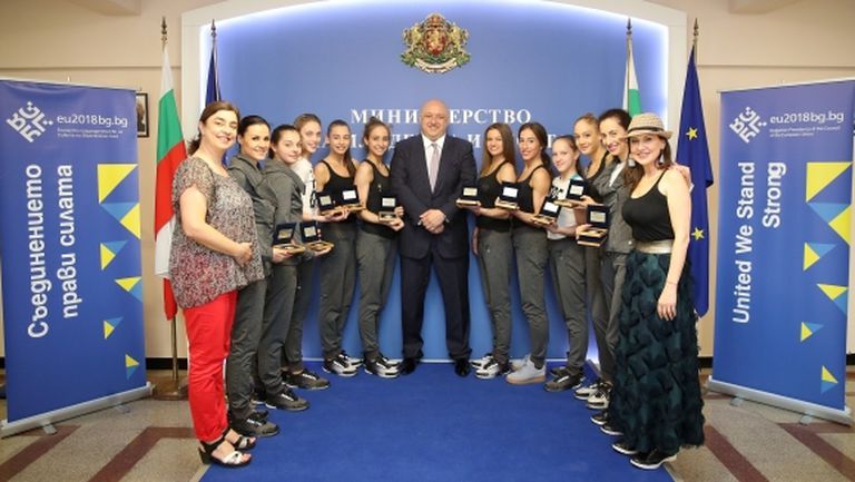 Министър Кралев награди медалистките от Европейското по художествена гимнастика