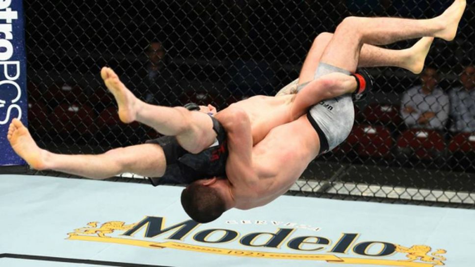 ММА боец се нокаутира сам на UFC FIGHT NIGHT 131 (видео + снимки)